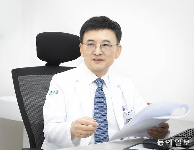 이석 이대목동병원 이대혈액암병원 백혈병센터장은 “급성림프모구성백혈병의 치료 과정이 어렵고 고되지만 질환에 관한 연구가 활발하게 이뤄지고 있는 만큼 의료진을 믿고 끝까지 치료 과정을 완주해 주시길 바란다”고 당부했다. 홍은심 기자 hongeunsim@donga.com