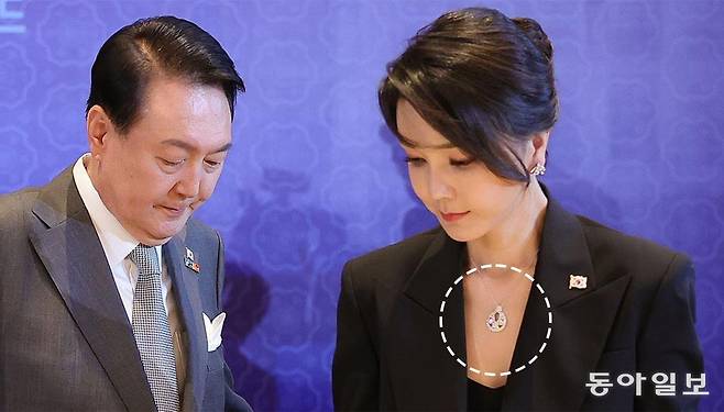 2022년 6월 북대서양조약기구(NATO·나토) 정상회의 참석 당시 김건희 여사가 반클리프아펠 제품으로 추정되는 목걸이를 착용한 채 스페인 마드리드에서 열린 동포 초청 만찬간담회에 참석한 모습. 마드리드=양회성 기자 yohan@donga.com