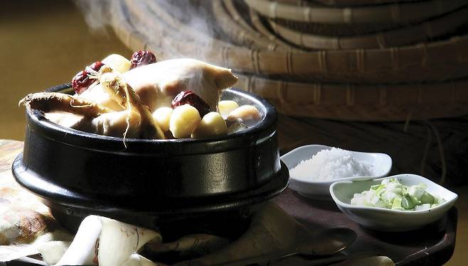 삼계탕의 주재료인 닭은 단백질이 풍부해 면역력과 기력 보충에 도움을 주지만 콩팥병 환자에게는 부담이 된다. 게티이미지코리아