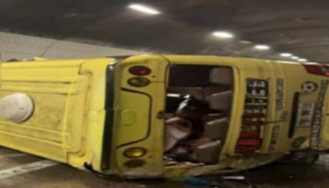 13일 오전 9시15분 경기 용인시 영동고속도로 강릉방향 마성터널에서 소형 버스가 전도되는 사고가 났다. 경기도소방재난본부 제공