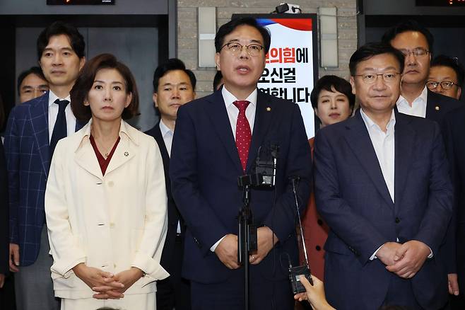 송언석 국민의힘 비상대책위원장 겸 원내대표와 의원들이 13일 오후 서울 여의도 중앙당사에서 민중기 특별검사팀(김건희 특검팀)의 ‘건진법사 청탁 의혹’ 관련 당사 압수수색에 대해 입장을 밝히고 있다. 2025.8.13/뉴스1