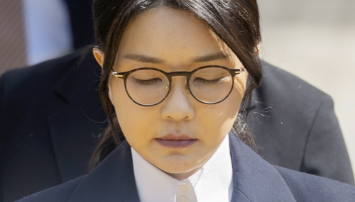 윤석열 전 대통령 부인 김건희 여사가 12일 구속 전 피의자 심문(영장실질심사)을 마친 뒤 서울 서초구 서울중앙지법 청사를 나서고 있다.   [사진공동취재단]