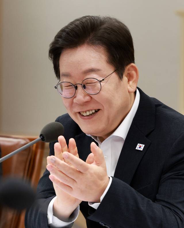 이재명 대통령이 13일 서울 용산 대통령실 청사에서 열린 나라재정 절약 간담회에서 박수치고 있다. 대통령실사진기자단