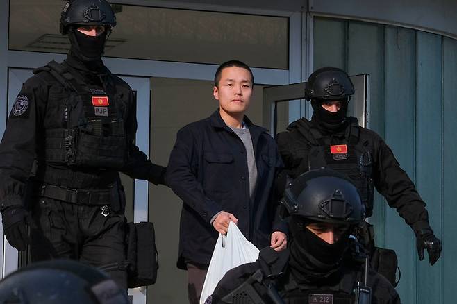 지난해 3월 몬테네그로 포드고리차에서 경찰에 이송되고 있는 권도형 테라폼랩스 설립자. 사진=AP 연합뉴스