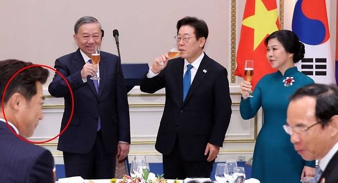 이재명 대통령이 11일 청와대 영빈관에서 열린 한·베트남 공식 만찬에서 또 럼 베트남 당 서기장 부부와 건배하고 있다. 왼쪽부터 럼 서기장, 이재명 대통령, 응오 프엉 리 여사. 앞줄 왼쪽은 배우 안재욱. /연합뉴스