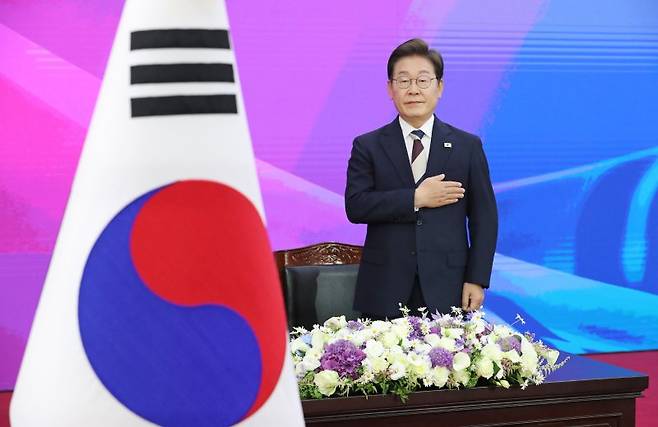 이재명 대통령이 지난 6월 4일 서울 여의도 국회 본청 로텐더홀에서 열린 제21대 대통령 취임 선서에서 국민의례를 하고 있다. 국회사진기자단 /사진=뉴스1