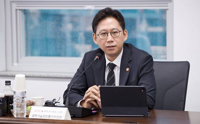 배경훈 과학기술정보통신부 장관이 13일 오전 서울 관악구 서울대학교 반도체공동연구소에서 열린 'R&D 생태계 혁신을 위한 연구현장 간담회' 에서 연구자들과 '연구개발 생태계 혁신방안' 관련 의견을 나누고 있다. 과학기술정보통신부 제공