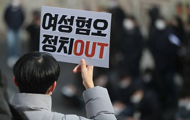 청년 남성 모임 ‘행동하는 보통 남자들’ 회원들이 2022년 2월9일 오전 서울 종로구 세종문화회관 앞에서 ‘우리는 이대남이 아니란 말입니까?’ 기자회견을 열어 성차별과 혐오를 멈출 것을 촉구하고 있다. 김태형 기자 xogud555@hani.co.kr