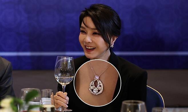 윤석열 전 대통령의 부인 김건희 여사가 2022년 6월29일(현지시각) 스페인 마드리드의 한 호텔에서 열린 스페인 동포 만찬간담회에 참석해 대화를 나누고 있다. 대통령실 제공