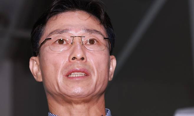 임성근 전 해병대 1사단장이 13일 자신의 배우자 휴대폰 포렌식에 참관하기 위해 서울 서초구 이명현 특별검사팀 사무실에 출석하며 준비한 입장문을 읽고 있다. 연합뉴스