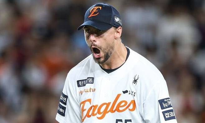한화 이글스 라이언 와이스가 13일 대전 한화생명 볼파크에서 열린 2025 KBO리그 롯데와 안방 경기에 선발 등판해 상대 타자를 삼진으로 처리한 뒤 포효하고 있다. 한화 이글스 제공