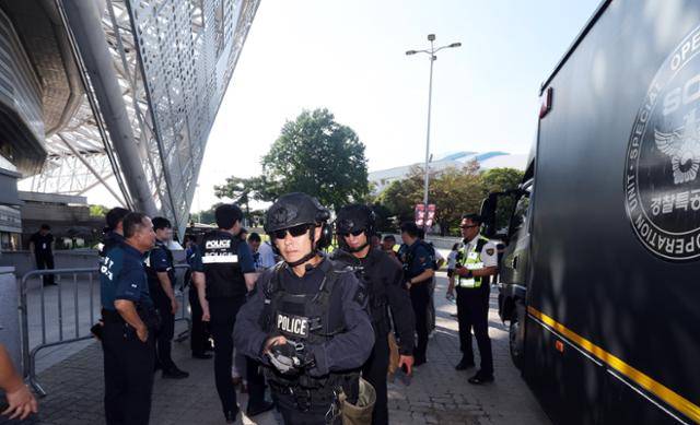 10일 오후 서울 송파구 올림픽 체조경기장(KSPO돔) 내 폭발물이 설치됐다는 신고가 들어와 경찰특공대원들이 수색을 마치고 차량으로 이동하고 있다. 경찰은 "경찰특공대 등 총 57명이 체조경기장 전체를 약 1시간가량 수색한 결과 폭발물을 발견하지 못해 오후 4시 22분쯤 수색을 종료했다"고 밝혔다. 뉴스1