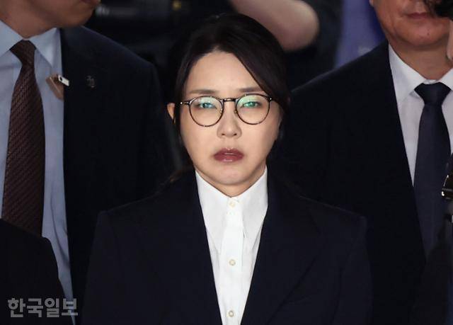 김건희 여사가 12일 서울 서초구 서울중앙지법에서 열린 구속 전 피의자 심문(영장실질심사)을 마치고 대기장소인 서울남부구치소로 이동하기 위해 이동하고 있다. 고영권 기자