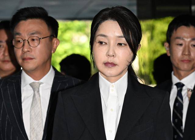 윤석열 전 대통령 배우자인 김건희(가운데) 여사가 12일 서울 서초구 서울중앙지법에 구속 전 피의자 심문(영장실질심사)을 받기 위해 출석하고 있다. 고영권 기자