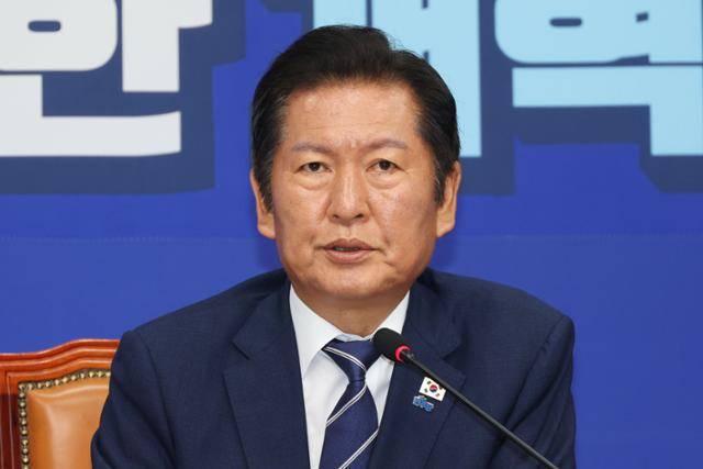 정청래 더불어민주당 대표가 13일 서울 여의도 국회에서 열린 최고위원회의에서 발언하고 있다. 뉴스1