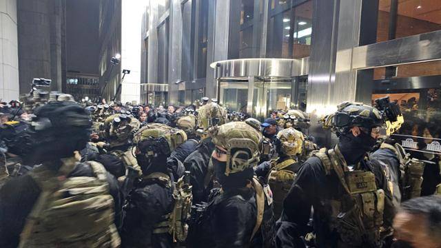 지난해 12월 4일 새벽 윤석열 대통령이 전날 밤 비상계엄을 선포한 후 서울 여의도 국회 본청 앞에 진입을 준비하는 군인들의 모습. 고영권 기자