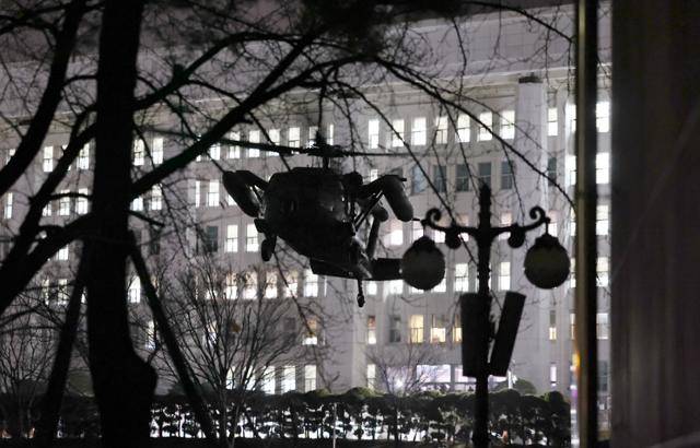 윤석열 전 대통령이 비상계엄령을 선포한 직후인 지난해 12월 4일 새벽 계엄군이 탄 헬기가 서울 여의도 국회로 진입하고 있다. 뉴스1