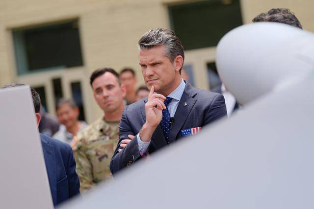 피트 헤그세스(오른쪽) 미국 국방장관이 16일 미 워싱턴 국방부 청사에서 열린 다영역 자율 시스템 전시 행사에서 각종 드론(무인기)을 살펴보고 있다. 워싱턴=AP 뉴시스