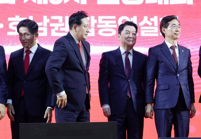 김문수(왼쪽부터), 장동혁, 안철수, 조경태 국민의힘 당대표 후보가 13일 오후 대전광역시 서구 배재대학교에서 열린 제6차 전당대회 충남권-호남권 합동연설회에서 기념촬영을 마치고 이동하고 있다. 뉴시스