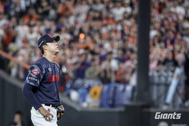 롯데 불펜 투수 윤성빈이 12일 대전 한화전에서 숨을 고르고 있는 모습.&nbsp;