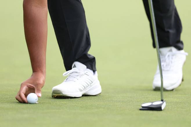 <yonhap photo-6087=""> CASTLE ROCK, COLORADO - AUGUST 22: Si Woo Kim of South Korea marks his ball on the first green during the first round of the BMW Championship at Castle Pines Golf Club on August 22, 2024 in Castle Rock, Colorado. Christian Petersen/Getty Images/AFP (Photo by Christian Petersen / GETTY IMAGES NORTH AMERICA / Getty Images via AFP)/2024-08-22 23:46:22/ <저작권자 ⓒ 1980-2024 ㈜연합뉴스. 무단 전재 재배포 금지, AI 학습 및 활용 금지></yonhap>