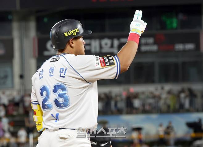 12일 오후 수원 KT위즈파크에서 열린 2025 프로야구 LG와 KT 경기. KT 안현민이 7회 중견수 뒤 3루타를 날리고 기뻐하고 있다. 수원=정시종 기자 capa@edaily.co.kr /2025.08.12.