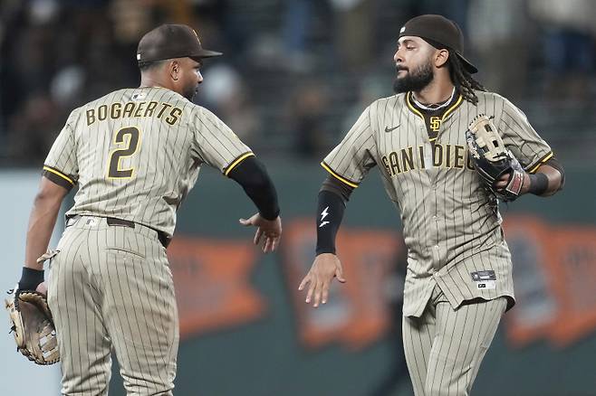 <yonhap photo-3229=""> San Diego Padres shortstop Xander Bogaerts (2) celebrates with right fielder Fernando Tatis Jr. after a baseball game against the San Francisco Giants in San Francisco, Tuesday, Aug. 12, 2025. (AP Photo/Jeff Chiu)/2025-08-13 13:49:01/ <저작권자 ⓒ 1980-2025 ㈜연합뉴스. 무단 전재 재배포 금지, AI 학습 및 활용 금지></yonhap>