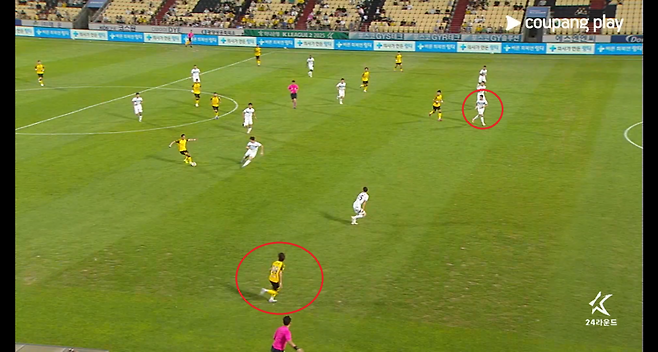 10일 전남과 천안의 경기서 전반 19분 전남 민준영의 선제골 직전 장면. VAR을 거쳐 공격 상황 중 전남 정강민(아래)의 오프사이드가 지적, 최종적으로 골 취소로 이어져 논란이 됐다. 사진=쿠팡플레이 갈무리