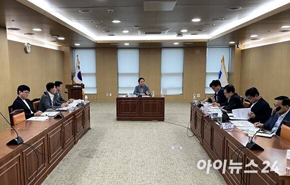 지난 12일 경북도청에서 김학홍 행정부지사 주재로 포항시와 영일만 횡단구간 고속도로 조기 추진 대책 회의가 열리고 있다. [사진=경북도청]