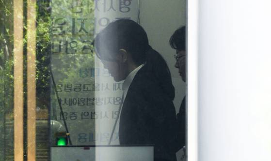 윤석열 전 대통령 부인 김건희 여사가 12일 오후 서울 서초구 서울중앙지법에서 열린 구속 전 피의자 심문(영장실질심사)을 마치고 법원을 나서고 있다. 2025.08.12. 사진공동취재단