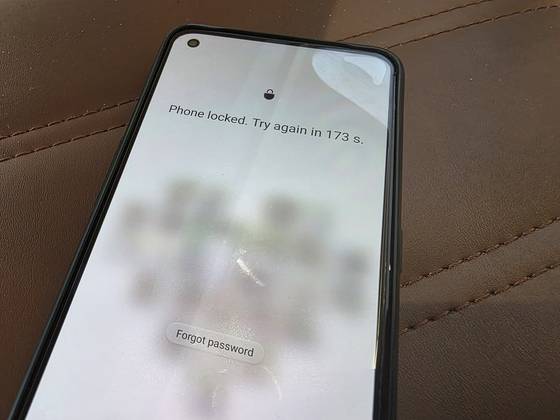 지난달 18일 경기 김포시의 한 공장에서 야간 근무를 마친 뒤 돌연사한 미얀마 국적 이주노동자 뚜야(가명·24)가 남긴 스마트폰. 휴대전화 패턴 잠금 해제에 실패하자 240초 락(Lock)이 걸렸다. 이영근 기자