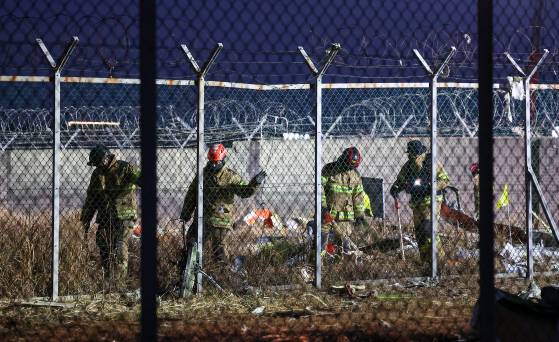 지난해 12월 30일 오전 전남 무안국제공항 제주항공 여객기 참사 현장에서 소방대원들이 유류품 수색 작업을 하고 있다. 뉴스1