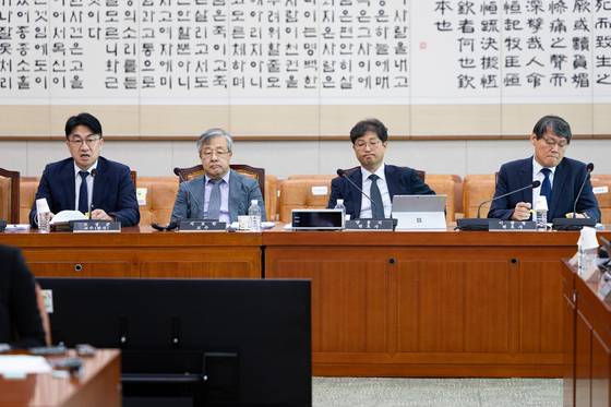 모성준 사법연수원 교수가 지난달 28일 서울 여의도 국회 법제사법위원회 법안심사제1소위원회에서 열린 '검찰개혁' 법안 관련 공청회에서 발언하고 있다. 왼쪽부터 모 교수, 서보학 경희대 법학전문대학원 교수, 양홍석 변호사, 이광철 변호사. 뉴스1