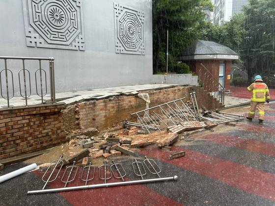 13일 오전 인천시 동구 송현동 한 아파트 단지에서 담장과 구조물이 무너져 있다. 사진 인천소방본부