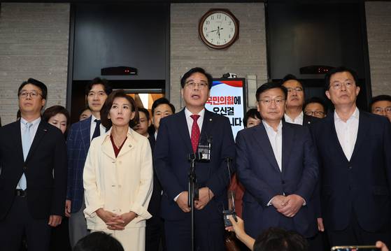 송언석 국민의힘 비상대책위원장 겸 원내대표가 13일 서울 여의도 국민의힘 당사에서 당사 압수수색과 관련해 입장을 밝히고 있다. 연합뉴스