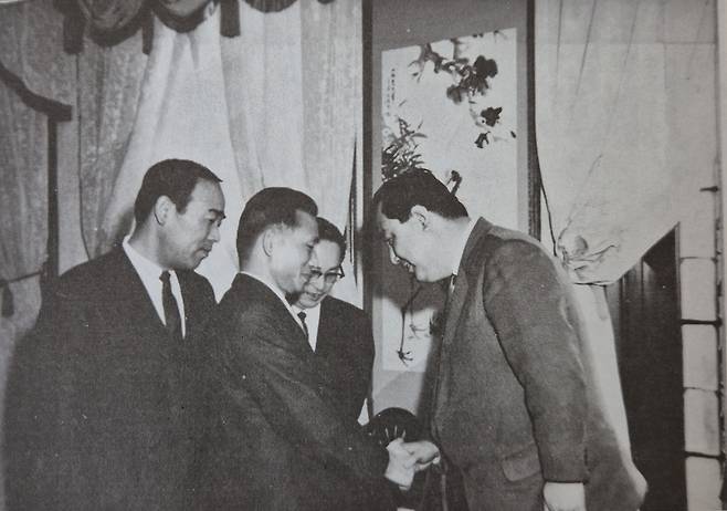 1966년 한국신문편집인협회 부회장 자격으로 남베트남을 방문하고 돌아온 천관우(오른쪽)는 청와대에서 박정희와 만났다. 1968년 신동아 필화 사태로 두 사람은 격돌한다.