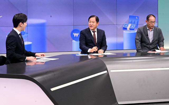 ▲ 강원도민일보와 G1방송이 공동 주관한 강원자치발전 전략대토론회 평창군편이 지난 11일 G1방송 스튜디오에서 심재국 평창군수와 김충재 강원연구원 연구위원이 참석한 가운데 열렸다.  김정호 기자