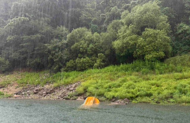 ▲ 13일 오전 10시 52분쯤 화천군 화천읍 동촌리 파로호 일원에서 “보트가 전복됐고 사람은 보이지 않는다”는 신고가 접수, 소방당국 등이 수색에 나섰다. 전복된 보트의 모습. 강원도소방본부 제공