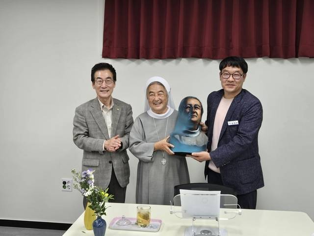 ▲ 이해인 수녀는 13일 김중석 강원도민일보 회장과 함께 양구 인문학박물관을 방문,  최용훈 조각가가 제작한 자신의 흉상을 기증했다.