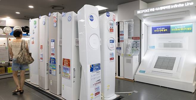 서울 시내의 한 대형마트에 에어컨이 진열돼 있다. 사진=뉴스1