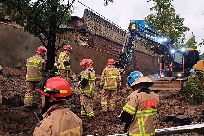오산 가장교차로 고가도로 옹벽 붕괴  /연합뉴스