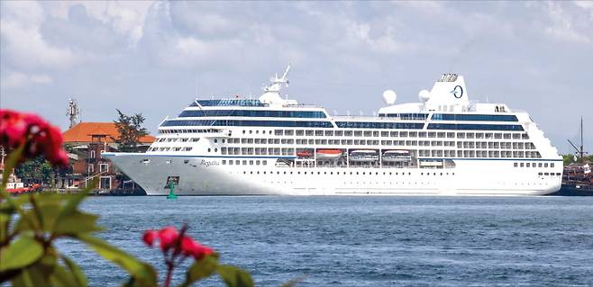 한진관광이 16개국 28개 도시를 아우르는 43일간의 ‘반(半)세계일주 크루즈 패키지’를 출시했다.  한진관광 제공