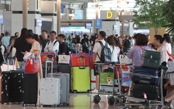 여름휴가 성수기인 지난 3일 인천국제공항 제1여객터미널 출국장이 해외로 출국하는 여행객들로 붐비고 있다. 연합뉴스