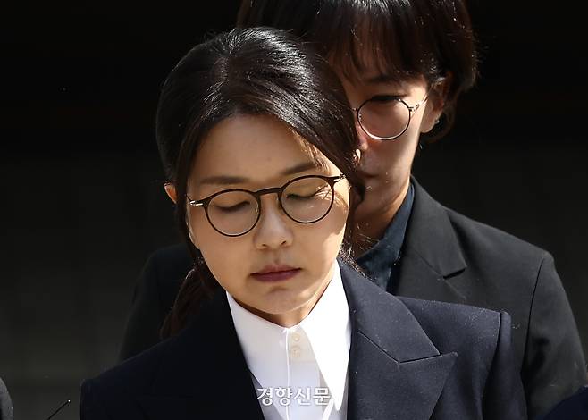 윤석열 전 대통령 부인 김건희 여사가 12일 오후 서울 서초구 서울중앙지법에서 열린 구속 전 피의자 심문(영장실질심사)을 마치고 법원을 나오고 있다. 권도현 기자