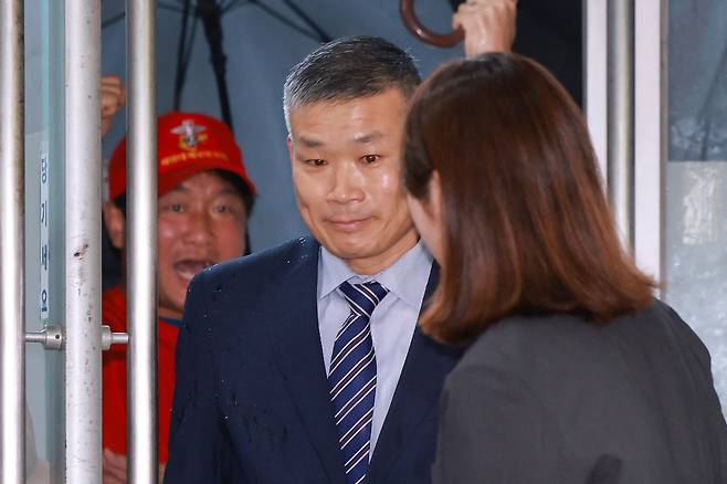 김동혁 국방부 검찰단장이 13일 피의자 신분으로 조사받기 위해 서울 서초구 순직해병특별검사팀에 출석하고 있다. 연합뉴스