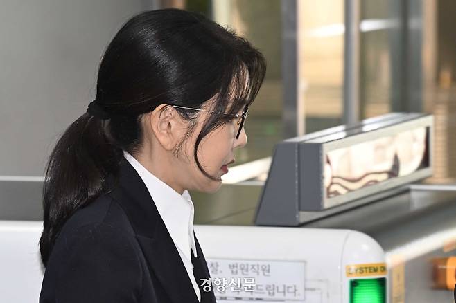 윤석열 전 대통령 배우자 김건희 여사가 지난 12일 오후 서울 서초구 서울중앙지방법원에서 자본시장법과 알선수재, 정치자금법 위반 혐의에 대한 구속 전 피의자 심문(영장실질심사)을 마친 뒤 서울남부구치소로 이동하기 위해 법원을 나서고 있다. 권도현 기자