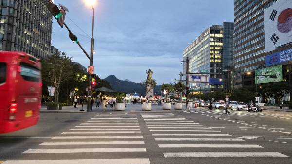 갤럭시 Z플립 7으로 같은 장소, 같은 시각에 촬영했다. 정옥재 기자