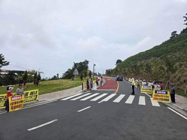 남해군 해녀협회 회원들이 13일 쏠비치 남해 리조트는 정문 앞에서 시위를 열고 생존권 보장을 요구했다. 남해군 해녀협회 제공