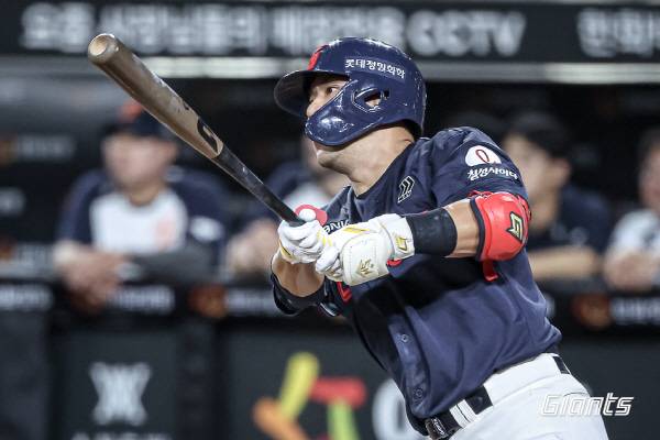 13일 대전 한화생명볼파크에서 열린 한화와 3연전 두 번째 경기에서 롯데 김민성이 안타를 치고 날아가는 공을 바라보고 있다. 롯데 자이언츠 제공