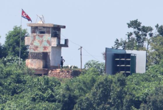The photo shows a North Korean guard post and loudspeaker facing the South along the Imjin River in Paju, Gyeonggi, near the inter-Korean border on Aug. 10. [YONHAP]